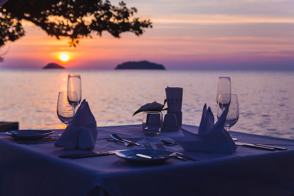 Cena-pareja-playa