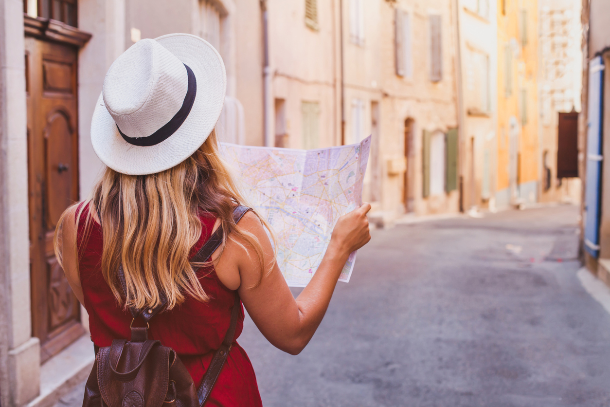 mujer viajado con mapa
