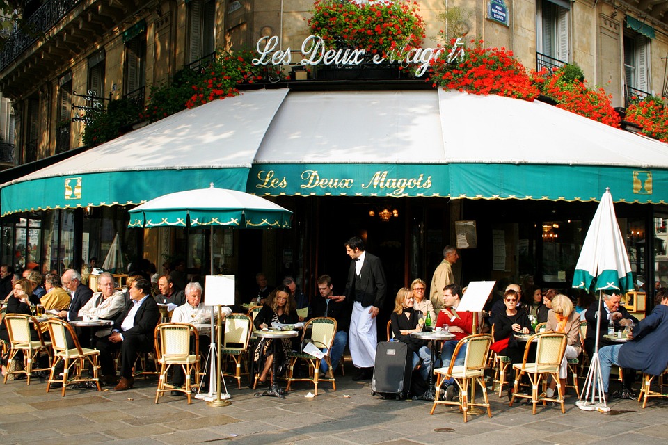 París, Francia: los restaurantes bistro son una excelente opción para comer.