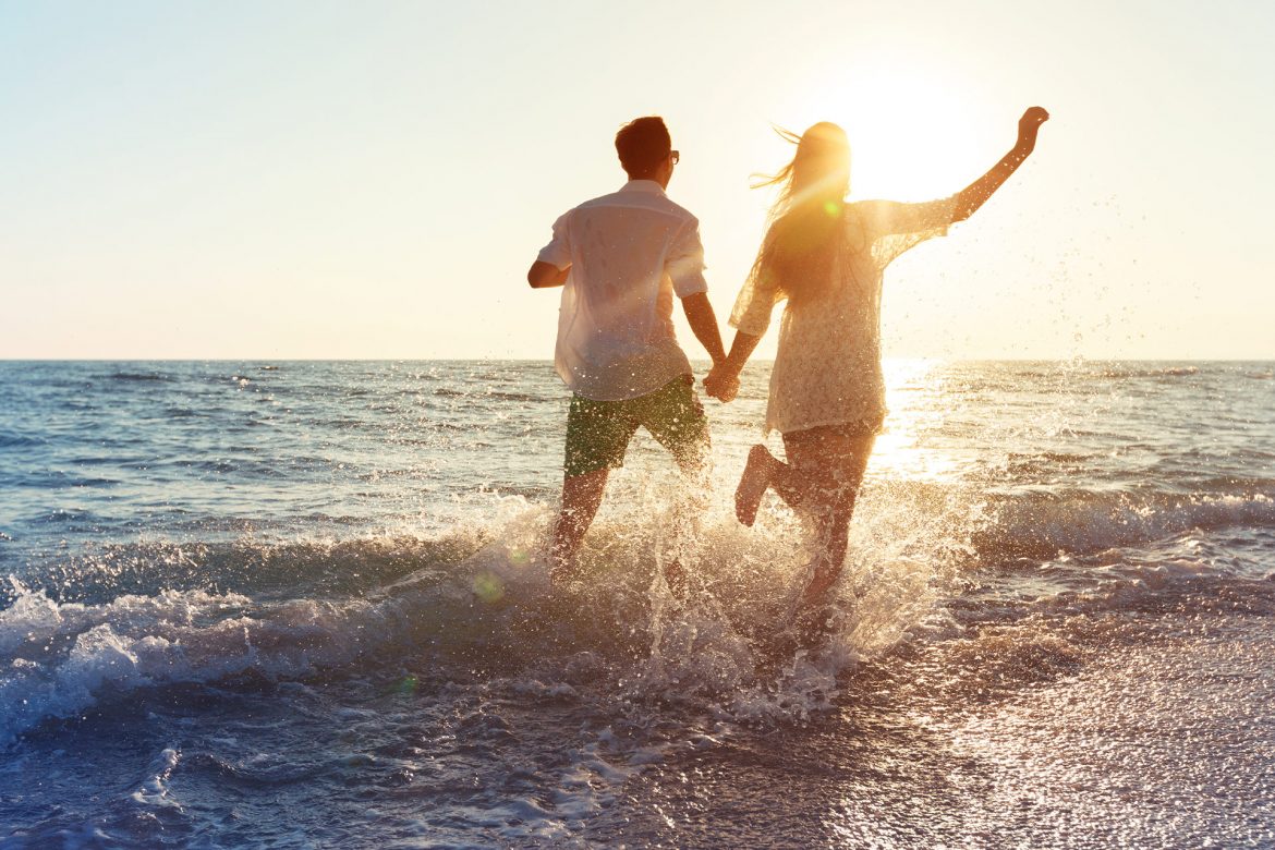 Pareja-de-la-mano-playa