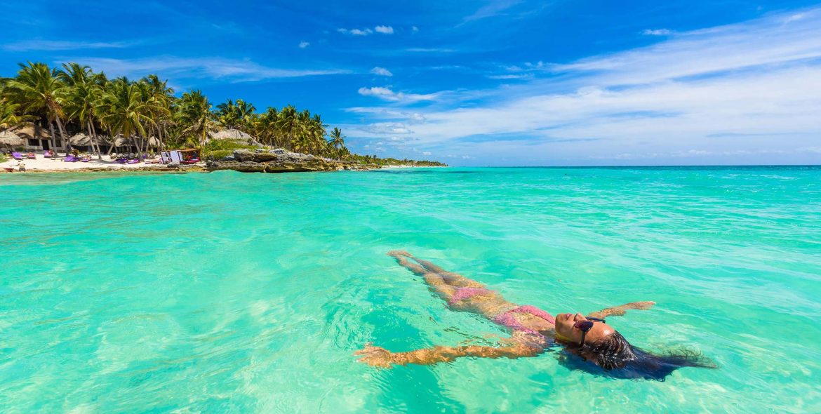 royal-holiday-persona-asoleandose-en-la-playa