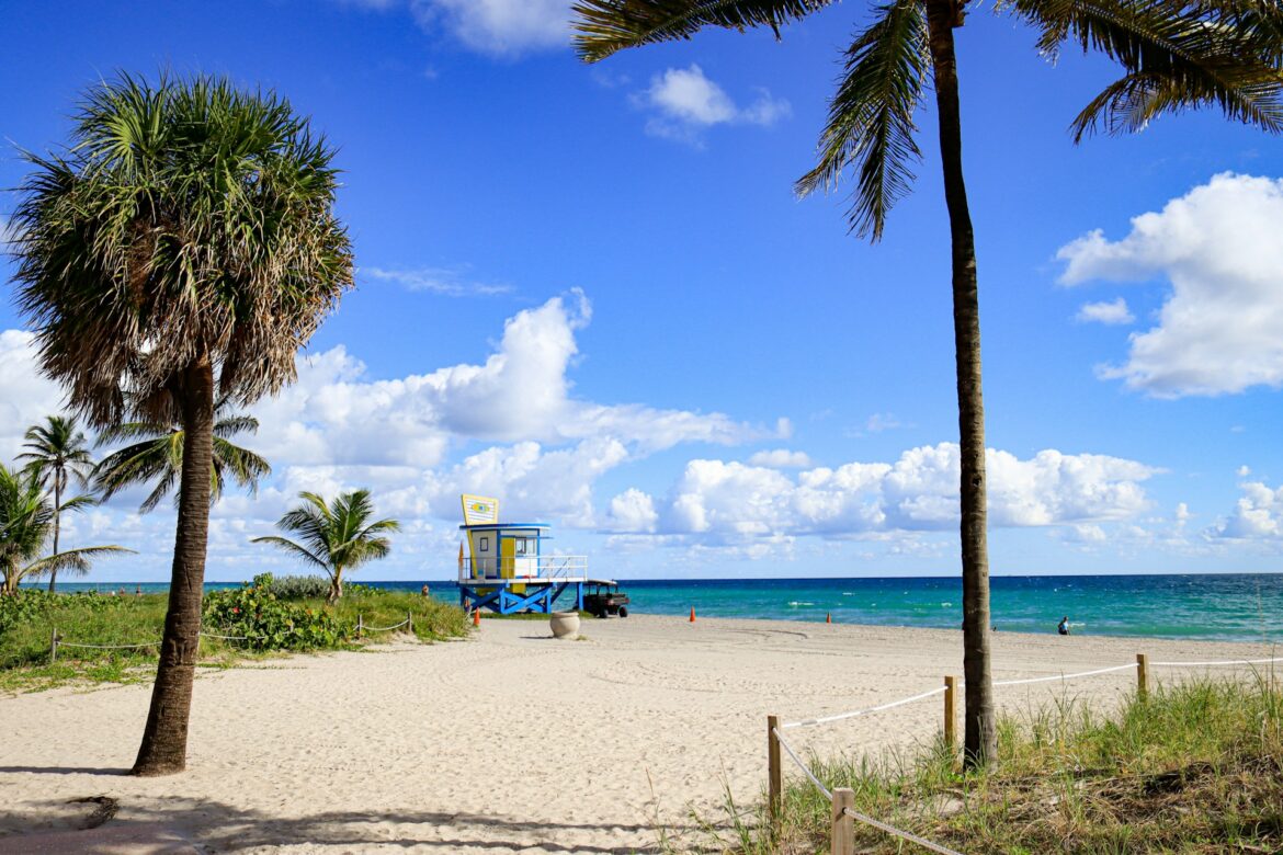 anibal-paradisi-GNrlYAAI4UU-unsplash hollywood beach
