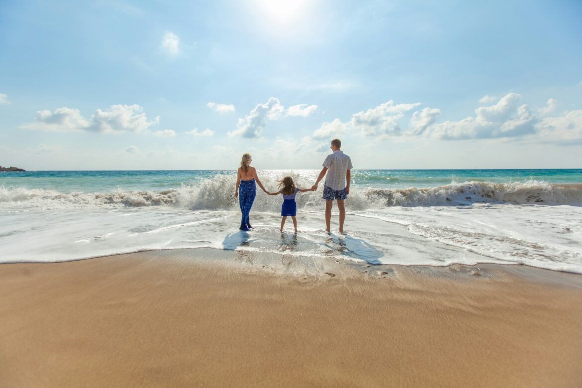 natalya-zaritskaya-SIOdjcYotms-unsplash luna de miel en familia