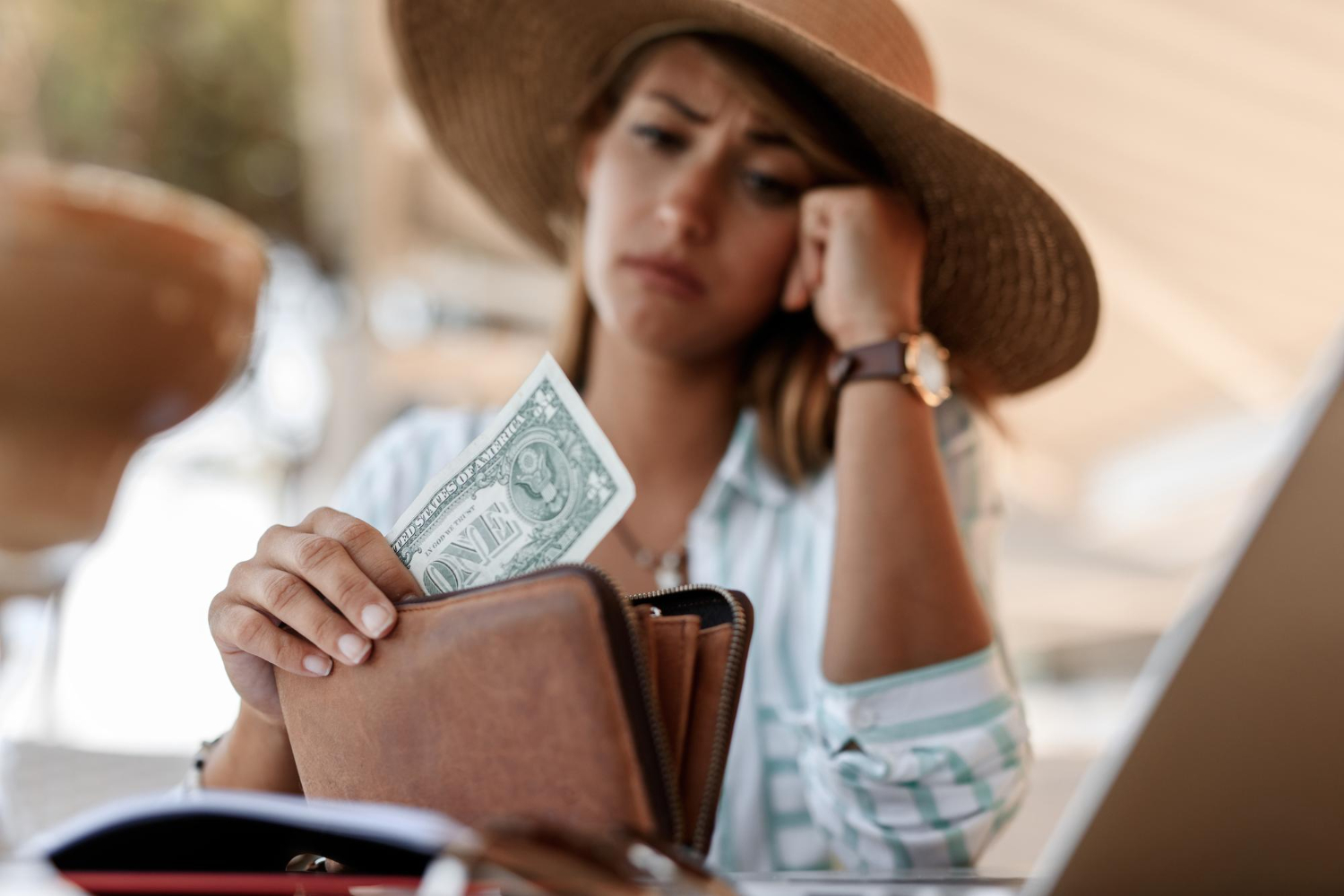 mujer de viaje pagando en efectivo temporada alta